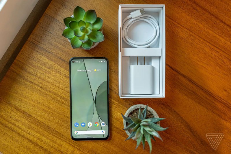 Google 在 Pixel 5a 5G 发布的同时表示「这将会是 Google 最后一代附送电源适配器的 Pixel」