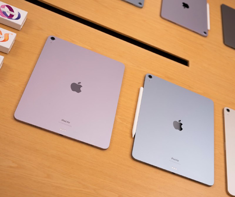 这次 iPad Pro 和 Air 都在国行变成了 eSIM Only，今天正好有机会和 iPad 产品经理线下交流，确认了一些关于 eSIM 功能的细节：1. eSIM 没有锁区机制，国行版带到港台等地仍然可以使用当地运营商的 eSIM 服务（考虑到目前中国大陆 eSIM 采用接近白名单的机制，这不代表外版 iPad 也可以带到大陆激活 eSIM，国行 iPad 能否激活海外 eSIM 暂时未知）
