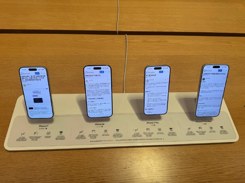 摄于 Apple Fifth Avenue New York 苹果纽约第五大道直营店如何做到的？Apple Demo WiFi 不是有 dns 白名单吗？很简单，先用 Google 搜索 “letitfly forum“，再从 Google 搜索结果中进入即可