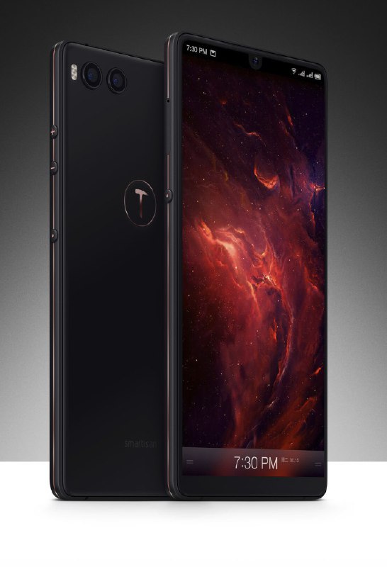 一位使用锤子 R1 1TB 版本的用户在打开电信营业厅后系统崩溃，500GB 重要数据丢失，由于锤子科技删除了开发者报告中生成错误报告的选项，目前无法排查问题，该手机连接电脑后没有反应也无法充电