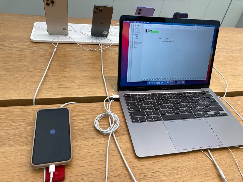 血的教训，不要向四位密码用户推荐 Apple Pay 公交卡，如果 TA 手滑不记得把六位密码改成了什么的话^，代价就是直营店刷机（虽然也可以用自己的电脑刷但是代价是需要安装 iTunes）^: 换句话说就是: 自认为的六位密码并不正确（并且显然不记得输入错误了哪个数字）——————————————————这可能是本频道第一次发布和 iOS 注意事项有关的消息，水平过低还请各位海涵