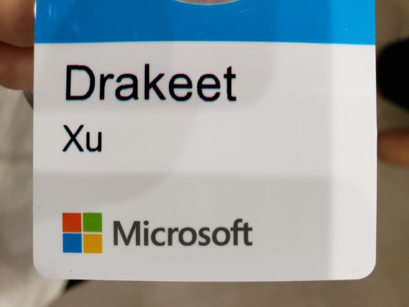 在新的公司，最开心的事情就是大家都叫我 Drakeet，工牌上印的也是 Drakeet Xu