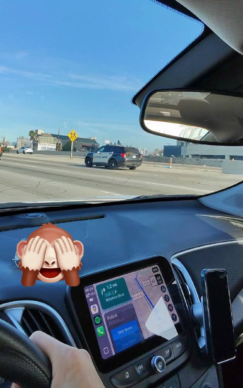 Google Maps 这个道路状况众包提示真的挺有用的：四个人提示你前方有警察巡逻，到前面一看发现真的有😂果断点了「Still there」Google Maps 这个道路状况众包提示真的挺有用的：四个人提示你前方有警察巡逻，到前面一看发现真的有😂果断点了「Still there」